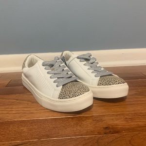 Universal Thread sneakers!! size 7
